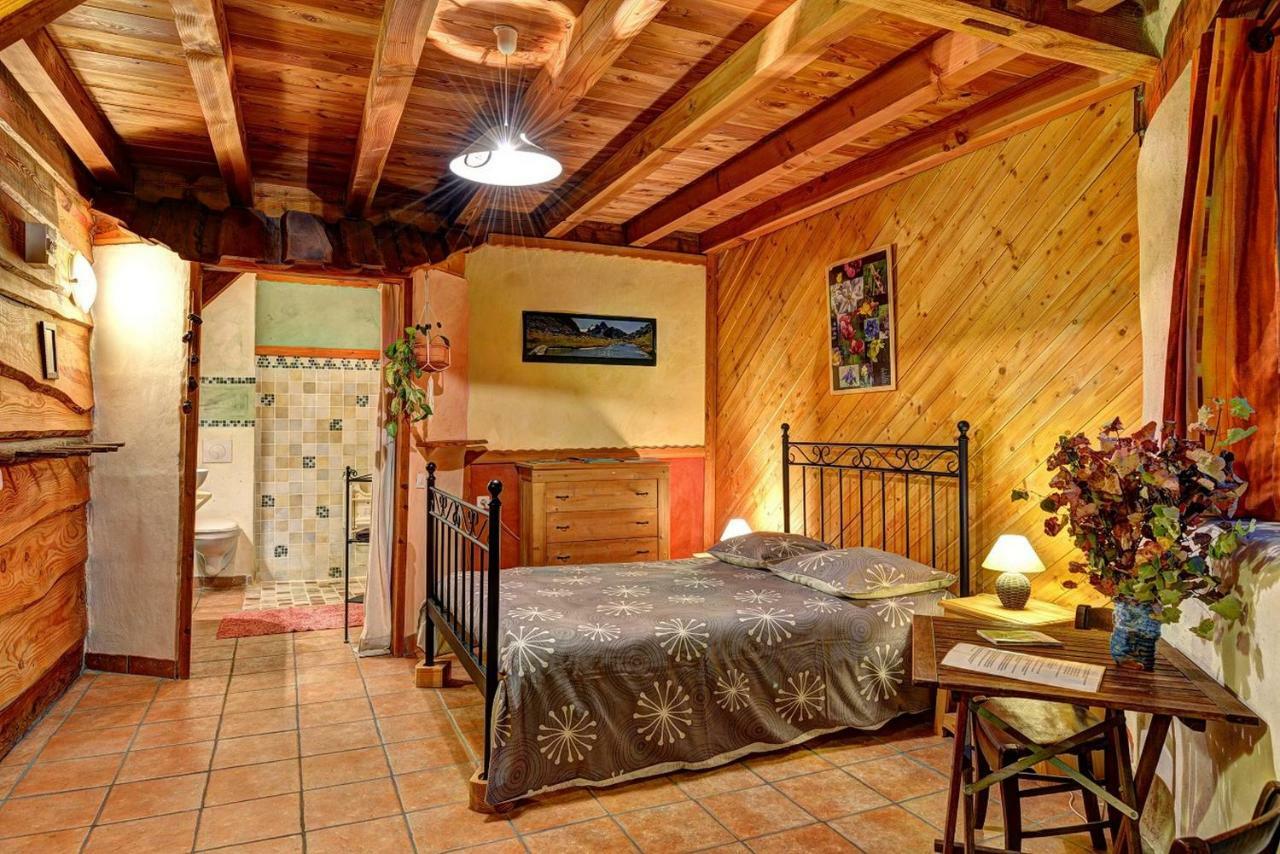 Chambres D'Hote Le Brin De Paille Saint-Martin-de-Queyrières 外观 照片