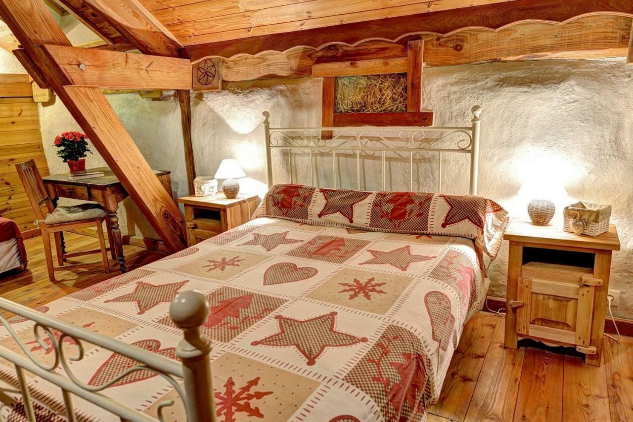 Chambres D'Hote Le Brin De Paille Saint-Martin-de-Queyrières 外观 照片